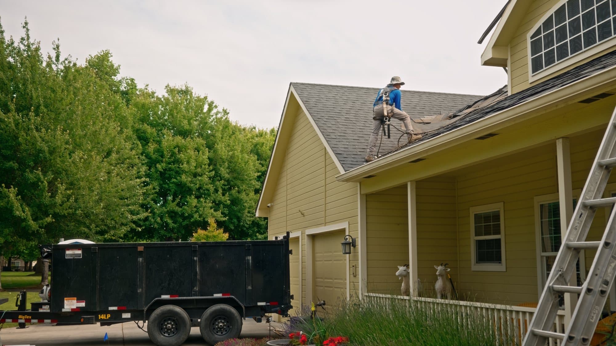 Roof Repair vs. Roof Replacement: What’s Right for Your Tri-Cities Home?
